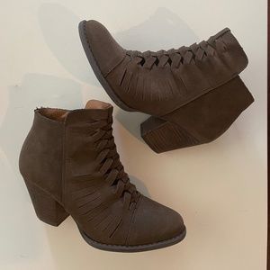 Olive green side-zip booties/ankle boots with chunky heel